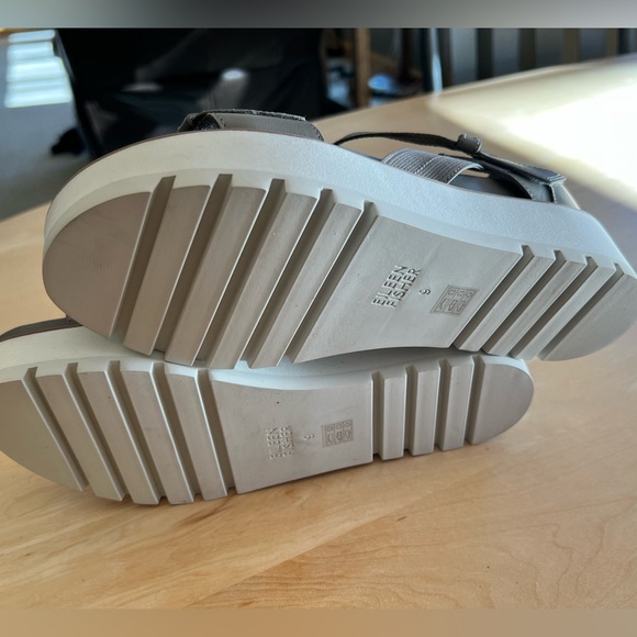 Eileen Fisher Grey Leather Strappy Sandals - Picture 7 of 8